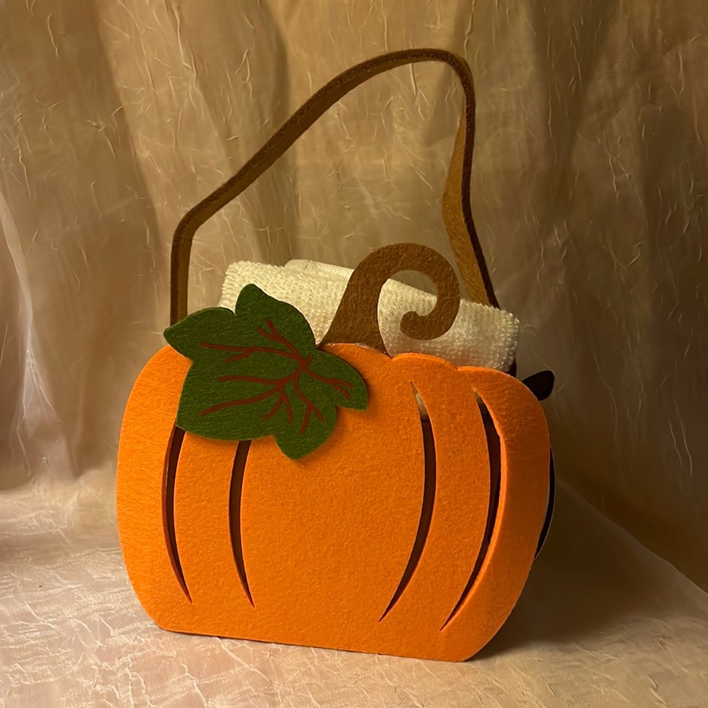 NWT- 3 pack washcloths 100% cotton in felt basket w/ pumpkin on front